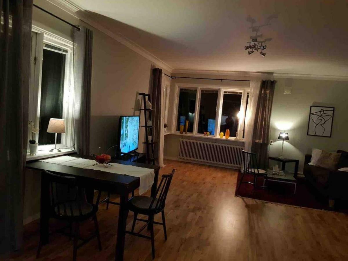 Lovely, Spacious With Free Parking Apartment *