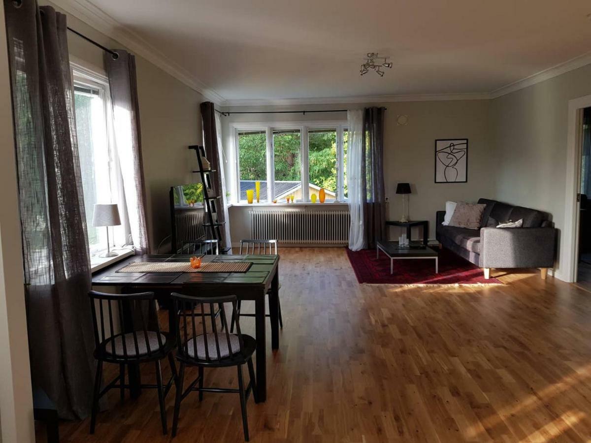 Lovely, Spacious With Free Parking Apartment Sandviken